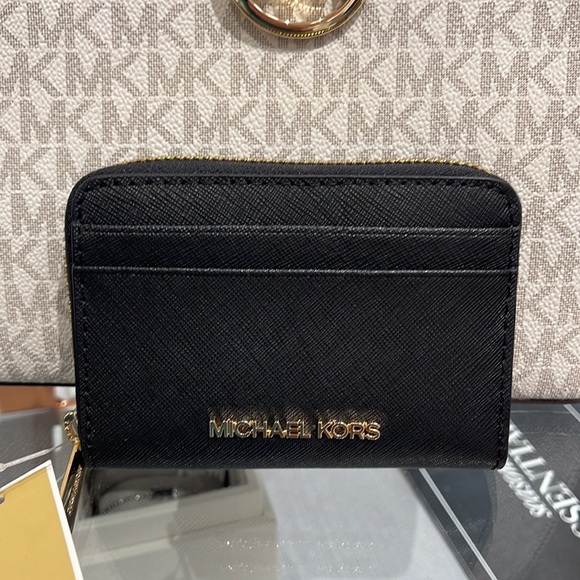 Michael Kors Jet Set Travel Medium Zip Around Card Case
Color: Black
NWT - Picture 5 of 16